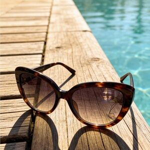 Elegant Tortoise Shell Sunglasses